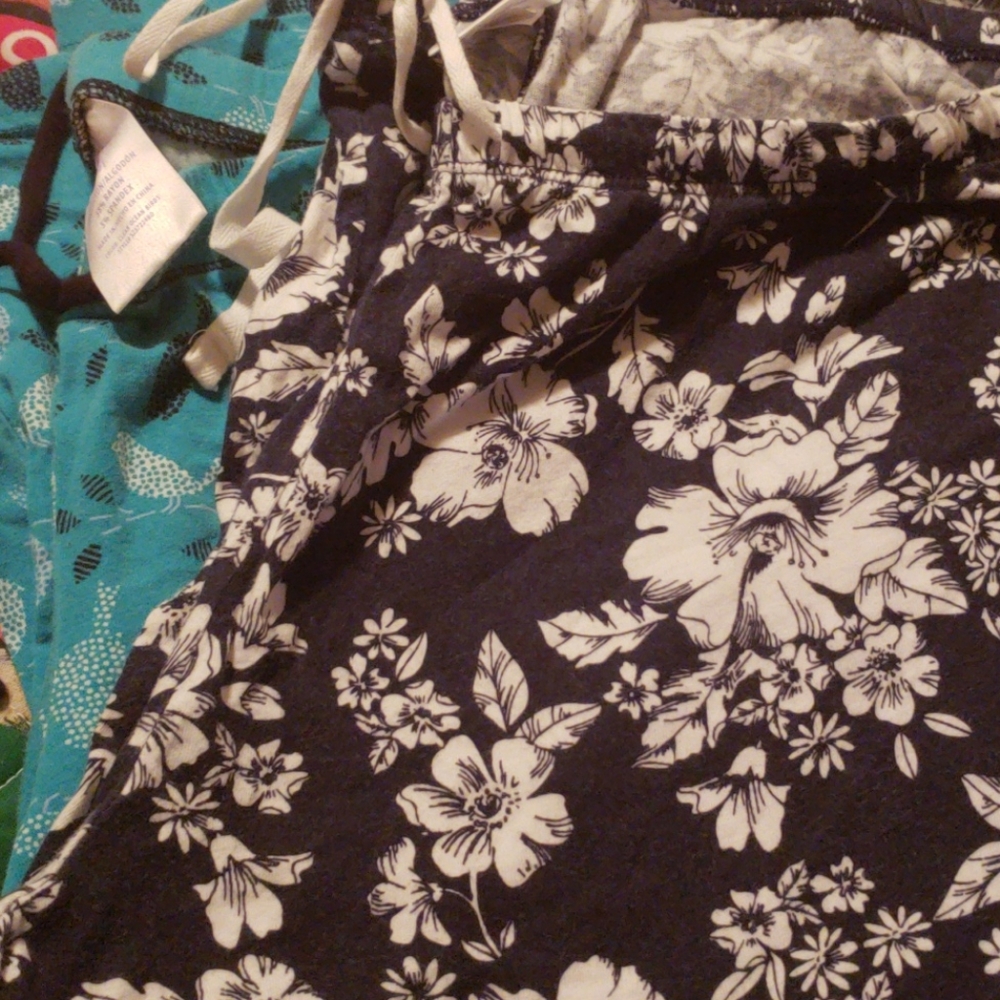 2 pair women's capris pajama bottoms